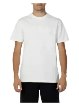 Fila weißes T-Shirt Modell präsentiert