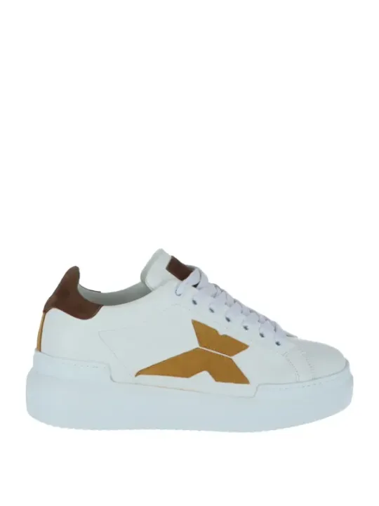 Weiße Sneaker mit Goldakzenten