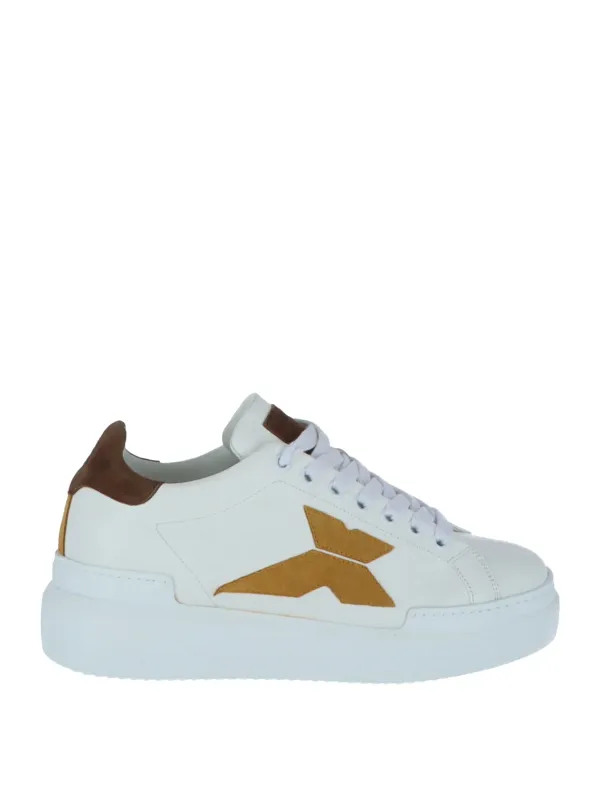 Weiße Sneaker mit Goldakzenten