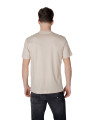 Mann trägt cremefarbenes Ea7 T-Shirt