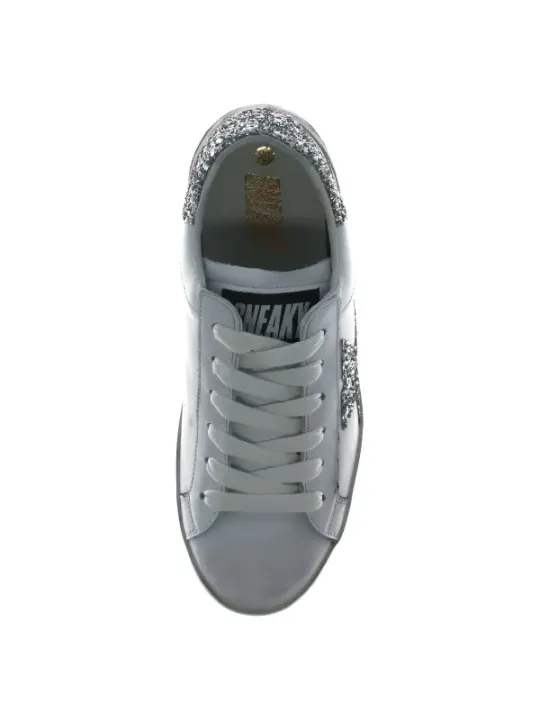 Weiße Sneaker mit grauen Akzenten