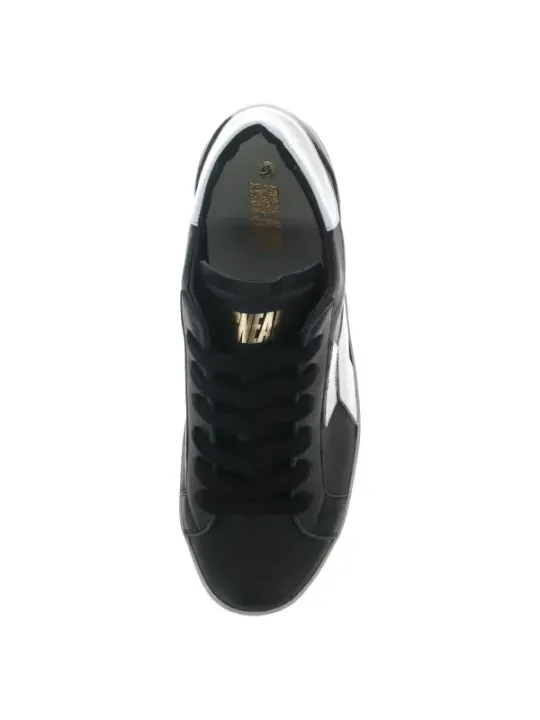 Schwarze und weiße Sneaky Sneakers