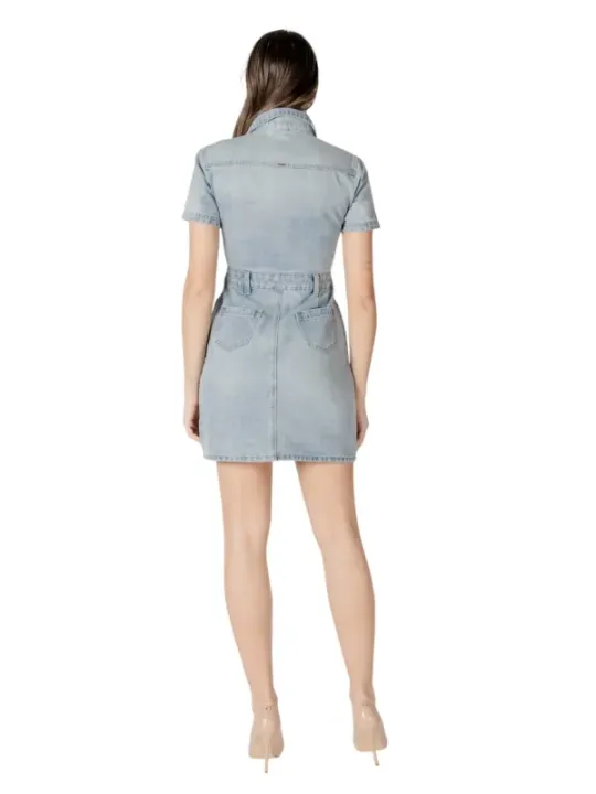 Graues Jeanskleid mit Gürtel und Absatzschuhen