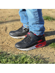 Schwarze Sneaker mit roten Akzenten
