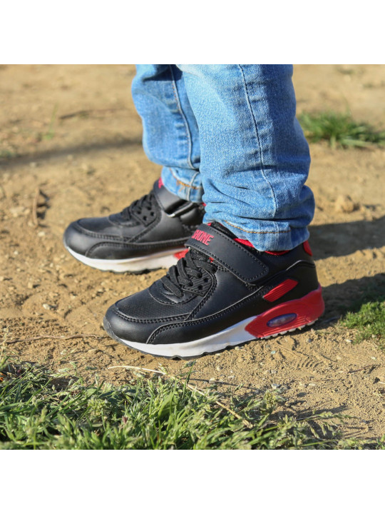 Schwarze Sneaker mit roten Akzenten
