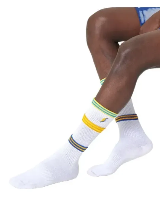 Bunte gestreifte Happy Socks Füße