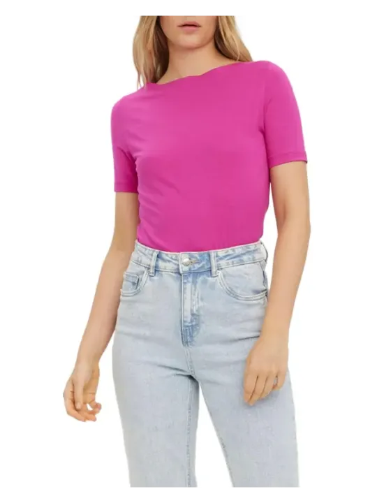 Ein schulterfreies Baumwoll-T-Shirt von Vero Moda