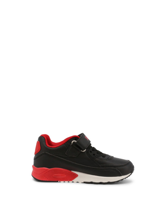 Schwarze rote Sportschuhe mit weißer Sohle