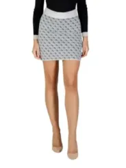 Guess Gonna Donna: Eleganter Damenrock mit Stil