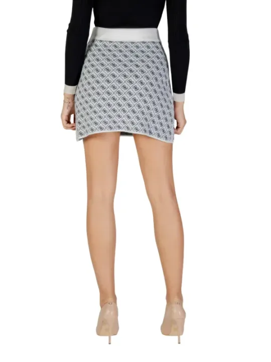 Guess Gonna Donna: Eleganter Damenrock mit Stil