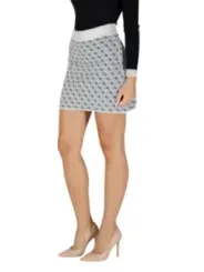 Guess Gonna Donna: Eleganter Damenrock mit Stil
