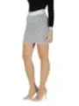 Guess Gonna Donna: Eleganter Damenrock mit Stil