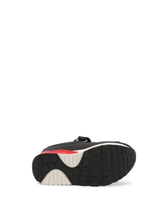 Schwarze, rote Sportschuhe von hinten