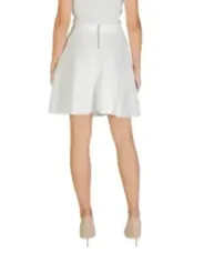 "Eleganter Guess Damenrock 490306 – Stilvoll und Zeitlos"