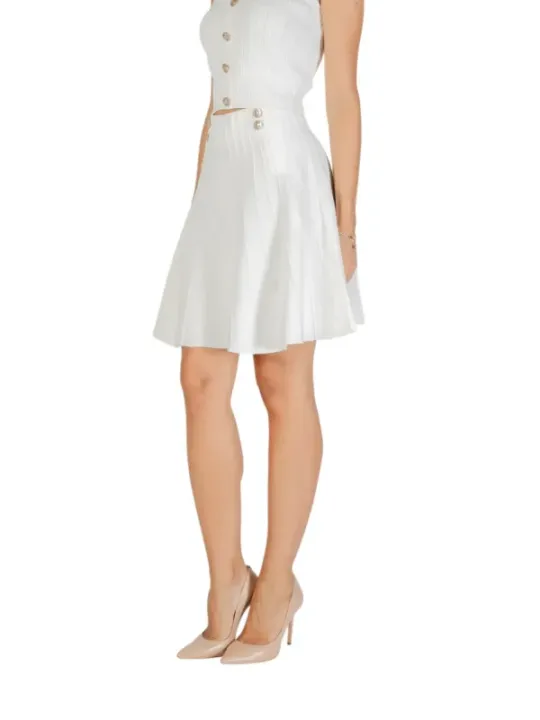 "Eleganter Guess Damenrock 490306 – Stilvoll und Zeitlos"