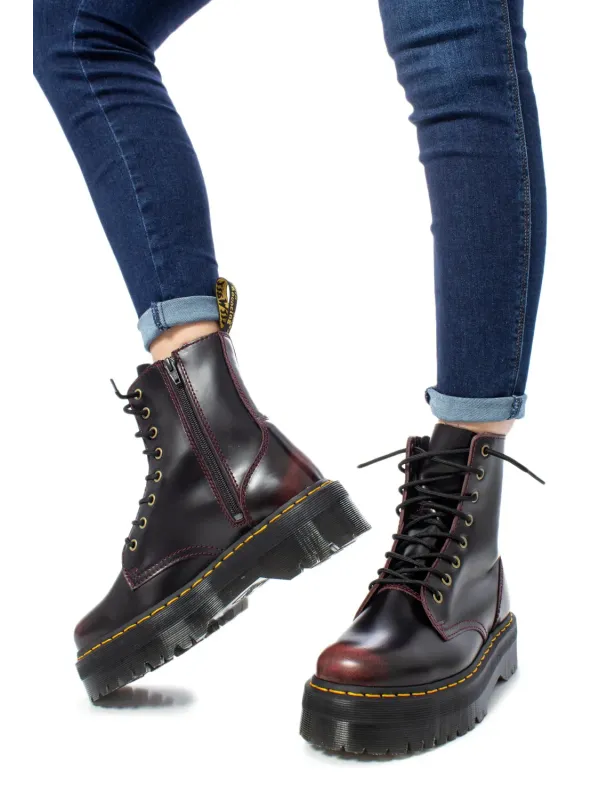 "Dr. Martens Damenstiefel Classic – Zeitloser Stil & Komfort"