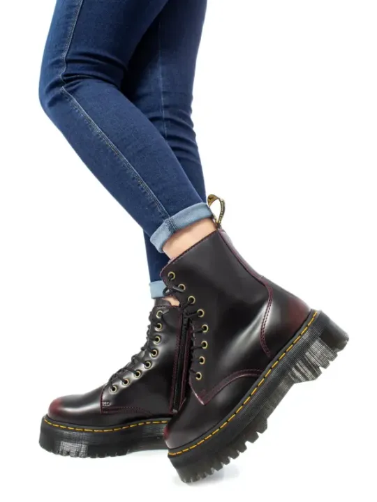 "Dr. Martens Damenstiefel Classic – Zeitloser Stil & Komfort"