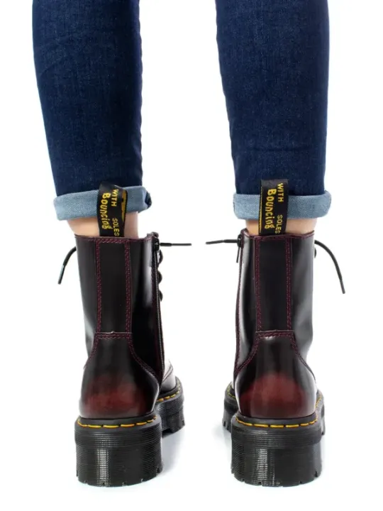 "Dr. Martens Damenstiefel Classic – Zeitloser Stil & Komfort"