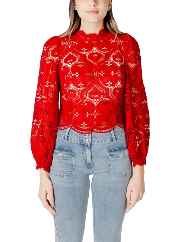 Rote Spitzenbluse mit hohem Kragen Rote Spitzenbluse mit hohem Kragen