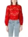 Rote Spitzenbluse mit hohem Kragen