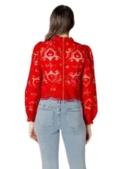 Rote Bluse mit weißem Damast
