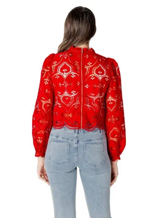 Rote Bluse mit weißem Damast