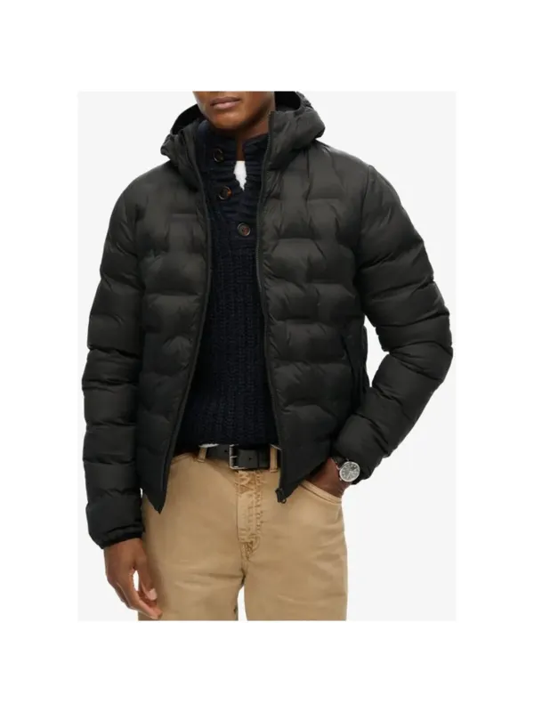 "Superdry Herrenjacke 490499 - Stil & Funktion vereint" "Superdry Herrenjacke 490499 - Stil & Funktion vereint"