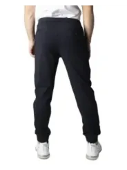 Schwarze Hosen mit Manschetten und Schnallen