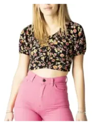 Blumiger Crop-Top mit Jeans