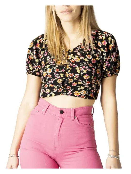 Blumiger Crop-Top mit Jeans