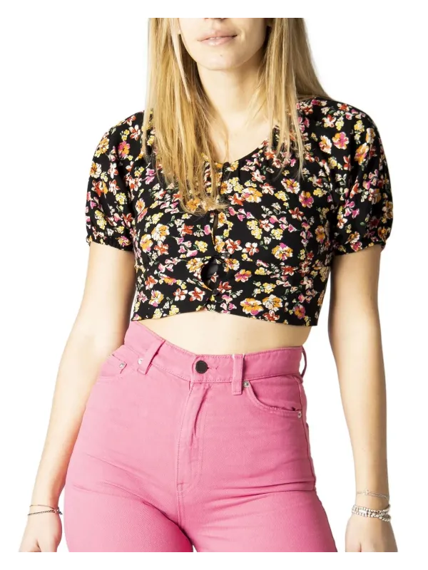 Blumiger Crop-Top mit Jeans