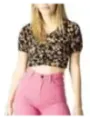 Blumiger Crop-Top mit Jeans