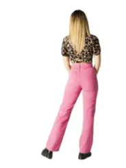 Rosa ausgestellte Jeans lässiger Look