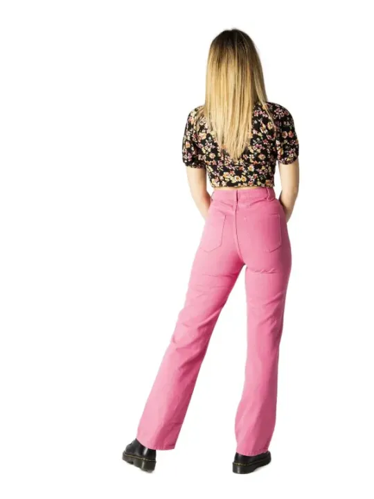 Rosa ausgestellte Jeans lässiger Look