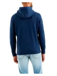 Mann trägt Levi’s Sweatshirt Jeans