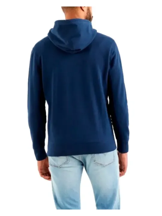 Mann trägt Levi’s Sweatshirt Jeans