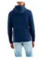 Mann trägt Levi’s Sweatshirt Jeans