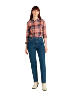 Dunkle Jeans, kariertes Hemd, Stiefel