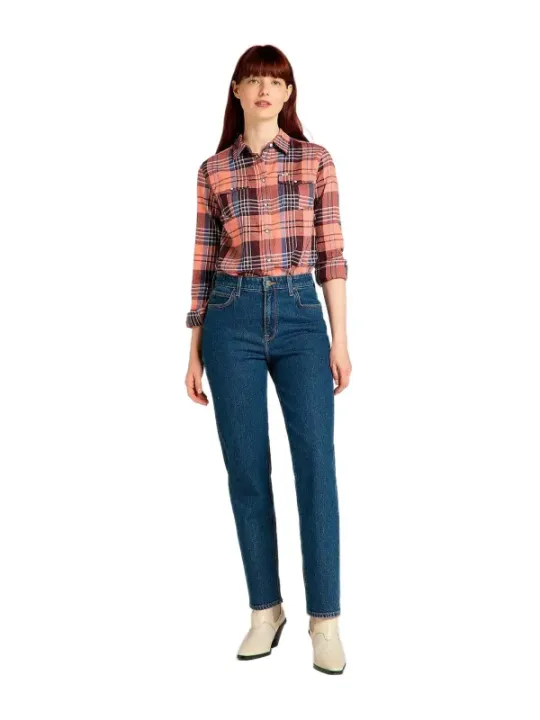 Dunkle Jeans, kariertes Hemd, Stiefel