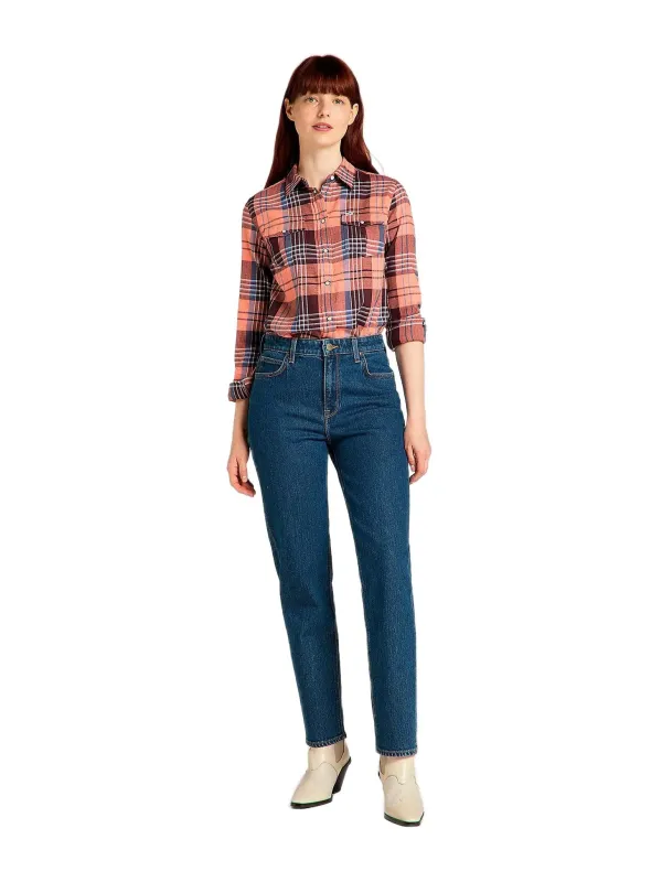 Dunkle Jeans, kariertes Hemd, Stiefel Dunkle Jeans, kariertes Hemd, Stiefel