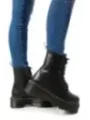 Schwarze Lederstiefel mit gelber Naht