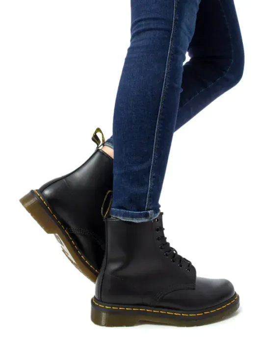 Schwarze Dr. Martens Lederstiefel tragen