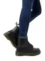 Schwarze Dr. Martens Lederstiefel tragen