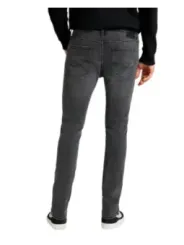 Dunkle Jeans, lässiger Herrenlook