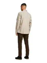 Mann trägt Jack & Jones Hemd
