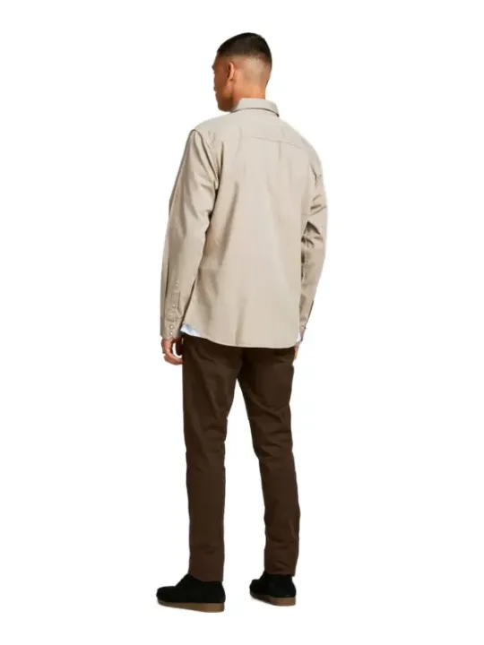 Mann trägt Jack & Jones Hemd