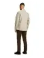 Mann trägt Jack & Jones Hemd