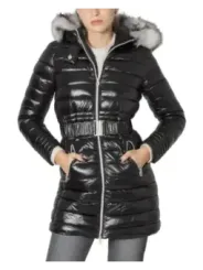Schwarze Daunenjacke mit Kunstpelz.