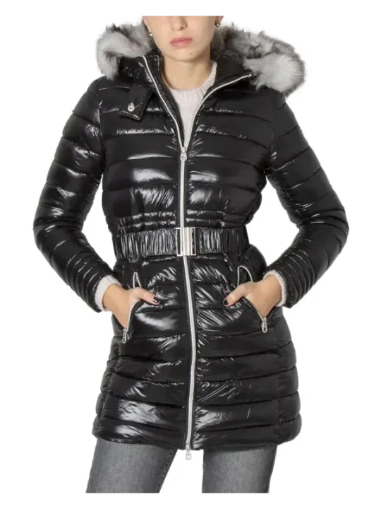 Schwarze Daunenjacke mit Kunstpelz.