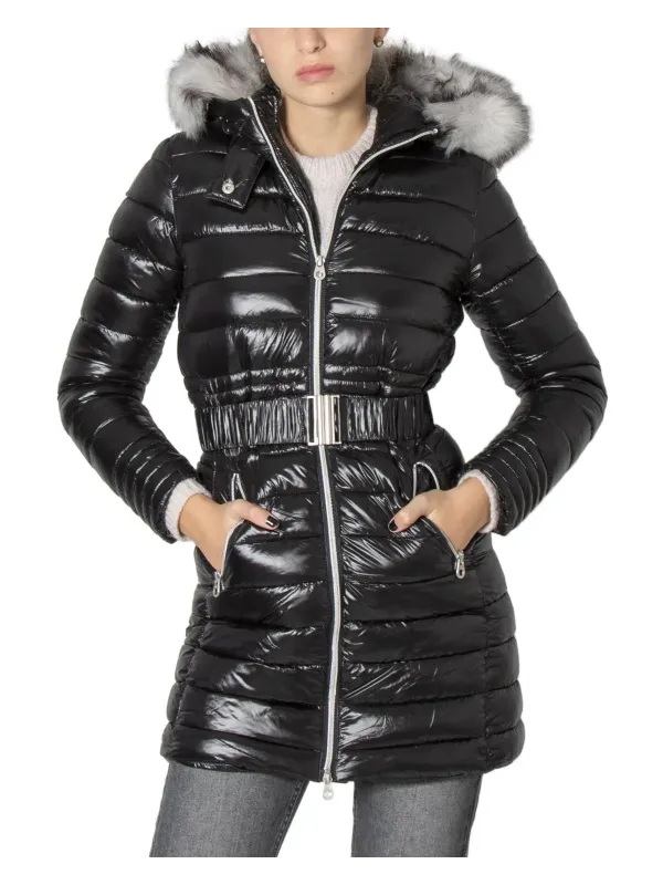 Schwarze Daunenjacke mit Kunstpelz. Schwarze Daunenjacke mit Kunstpelz.